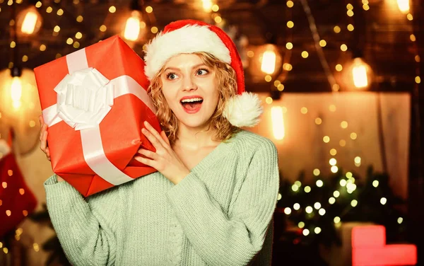 Kvinna hålla presentförpackning jul dekorationer bakgrund. Julen är i särklass mest efterlängtad för semester på året. Saker att göra före jul. Flicka med present. Välgörenhet och vänlighet. Var generös. — Stockfoto