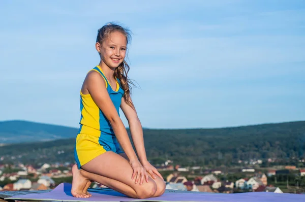 Gelukkig kind in sport training kleding ontspannen buiten, kinderen dag — Stockfoto