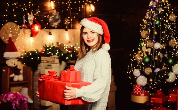 Да, спасибо. Утром перед Рождеством. Рождественская елка Зимние каникулы. Девушка в шляпе Санта Клауса. Рождественские покупки. С Новым годом. Семейный праздник. Сексуальная женщина с настоящей коробкой — стоковое фото