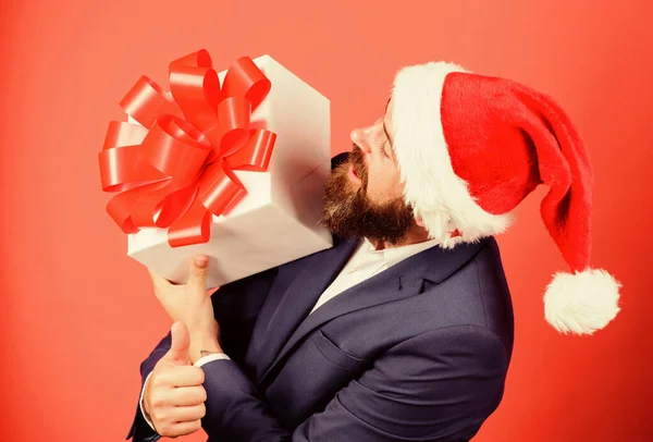 Uomo barbuto hipster abito formale celebrare il Natale. Guy allegro contenere regalo scatola con fiocco nastro festivo. Anche gli adulti entusiasti di tali doni. Diffondere la gioia e la felicità con i doni. Concetto servizio regalo — Foto Stock