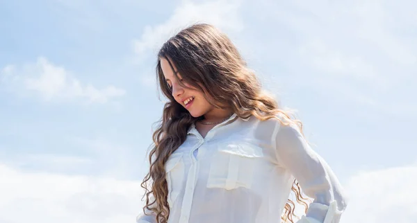 Perfecte vrouw. Kindermode stijl. vrouwelijke natuurlijke schoonheid. Gelukkige jeugd. schattig kind op lucht achtergrond. kapsalon. Zomer modieuze look. mooi tiener meisje met lang krullend haar — Stockfoto