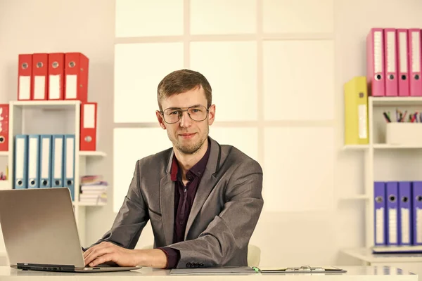Uomo lavoro computer portatile online in ufficio, concetto di software aziendale — Foto Stock