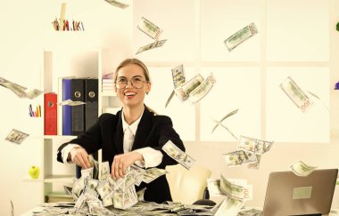 Dolar kazanıyor. Modern hayat ve iş. Şirket deri çantası. İş yerinde davalı seksi bir kadın. Mutluluk ve başarı. Çantayı tutan iş kadını. İçinde para olan bavul. İyi anlaşma.