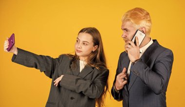 Medya içeriği. Sosyal ağlar. Başvuru çevrimiçi hizmetler. İnternet sörfü. Akıllı telefonları olan bir adam ve bir kız. Modern iletişim. Mobil iletişim. İletişim yetenekleri. İş iletişimi