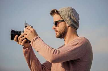 Sanatsal. Seksi turist muhabiri. Kameralı maço adam. Macera yakalamak. Gazeteci. Kamerayla seyahat et. Erkek modası. Moda görünüyor. gözlüklü fotoğrafçı