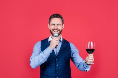 Kadeh kaldırıyorum. Tost ustası mikrofona bir kadeh şarap kaldırarak konuşur. Alkol ayini. İçki geleneği. Kutlama ya da onur. Konuşma yapmak