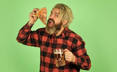 Bekarlar kulübü. Barda eğlenip içiyoruz. Güzel bar menüsü. Adam bira içip pizza yerken futbol seyrediyor. Pizza yemek ve içmek. Paket pizza. Buradaki en iyi parti.