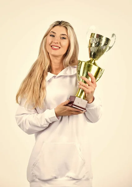 Sluta aldrig. sportframgång. framgångsrik fitness kvinna hold champion cup. vinna priset. Det här är segern. Gratulationskoncept. Kvinnlig tävlingsvinnare. Glad idrottskvinna. visar sin trofé — Stockfoto