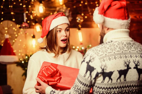 Generös jultomte. Vinterromantik. Familjetradition. Överraskning. Romantiska känslor. Julen. Älskade par julgran bakgrund. Par i kärlek njuta av jul semester firande — Stockfoto