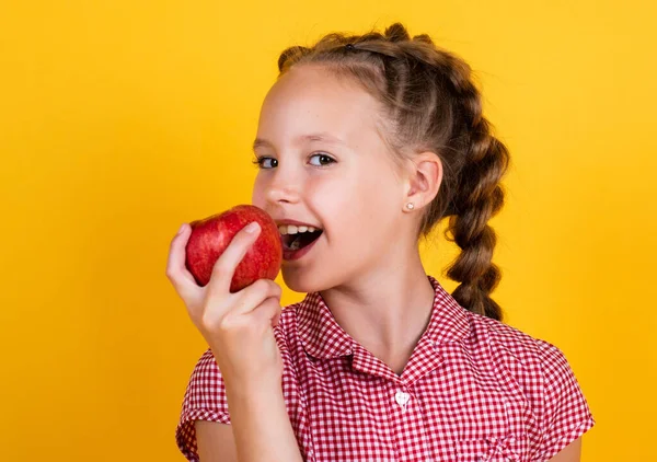 Κορίτσι κατέχουν υγιή φρούτα μήλου για φυσική διατροφή βιταμινών, ενώ δίαιτα, vegan — Φωτογραφία Αρχείου
