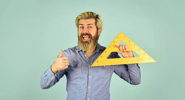 Concepto de educación moderna. dibujar y medir. de vuelta a la escuela. asignatura y disciplinas favoritas. Educación en la escuela. concepto de aprendizaje en casa. hombre profesor uso triángulo herramienta. barbudo tutor hombre con regla —  Fotos de Stock