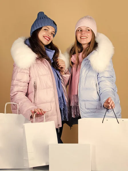 Un día perfecto. vacaciones de invierno. mujeres con chaqueta de plumón. bolsas de compras de chicas. ventas de compras de Navidad. diversión y regalos. amistad y hermandad. Viernes negro. Feliz año nuevo. regalos de Navidad — Foto de Stock