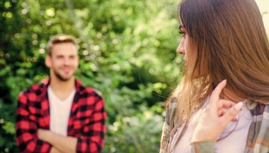Sonsuza dek aşk. Birbirine aşık çiftler. Dışarıdaki çiftin ilk karşılaşması. İlişki. Aile hafta sonu. Romantik randevu. Kadın seçici odak noktasında, erkek parkta. Sevgililer Günü. Ormanda yaz kampı