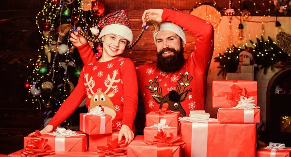 Egy kis karácsonyi szórakozás. Boldog család ünneplik újév és a karácsony. Apa és a kisgyermek boldog mosolygós karácsonyfa belső. Apa és kislánya karácsonyi ajándékokat készítenek. — Stock Fotó