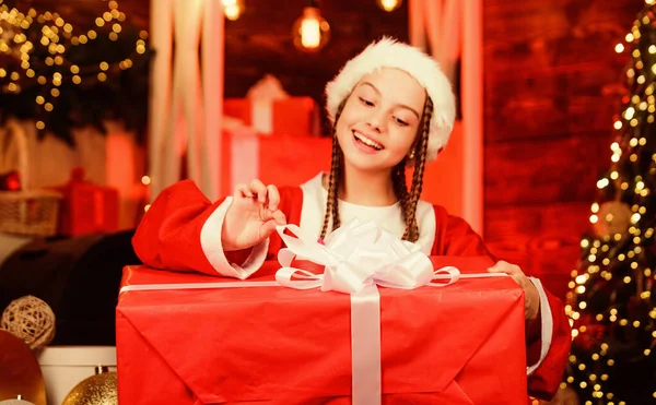 Kızları hediye değiş tokuşu. Ağaçlı ve hediyeli Noel sahnesi. Xmas havası. Aile bayramı kutlaması. Mutlu yıllar. Noel Baba çocuğundan. Elinde hediye kutusu olan çocuk. Kış alışverişi. Lanet olsun. — Stok fotoğraf