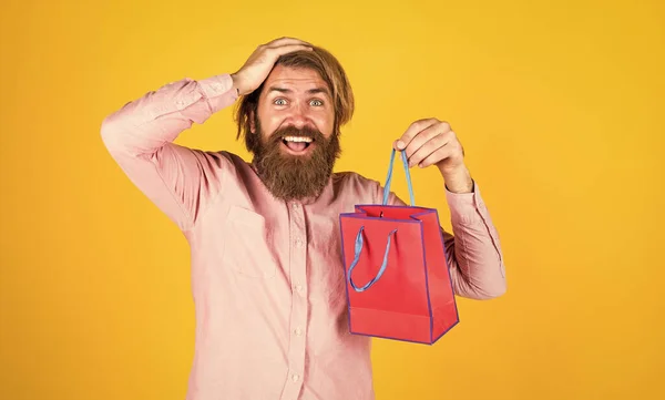 Igazi boldogság. meglepett férfi nyitott bevásárló táska valami izgalmas belül. érett férfi úgy néz ki, alkalmi meglepetés jelen csomag. gyakran használják születésnapjára. évfordulós ajándékok — Stock Fotó