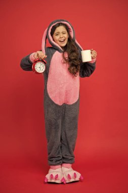 Kahve enerjisi içiyorum. Sana da günaydın. Küçük kız Paskalya tavşanı kostümü giyiyor. Bir fincan kahveyle erken kalkarım. Kigurumi pijamalı esneyen çocuk çalar saat tutuyor. Uyanma zamanı. Çok erken.