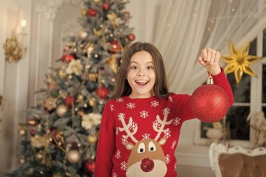 Noel Baba 'nın listesindeyim. Mutlu kız Noel 'i ve yeni yılı kutluyor. Küçük kız Noel ağacını süslüyor. Kırmızı toplu tatlı bir kız. Küçük kız festival sezonunun tadını çıkarıyor. Xmas ruhu. Yeni Yıl Selamları