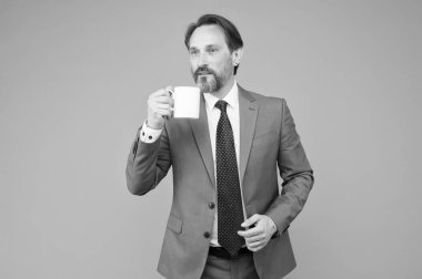 Ofis çalışanı resmi takım elbiseli kahve içer, sabah alışkanlıkları konsepti.