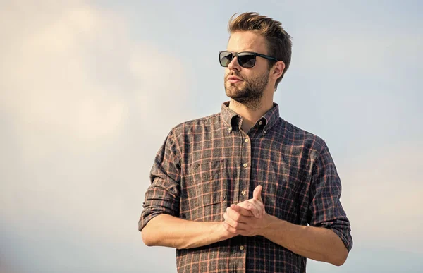 Óculos de sol na moda. Homem óculos modelo ao ar livre azul céu fundo. Conceito de proteção ultravioleta. Visão perfeita. Vê se percebes. O bonitão usa óculos de sol. Hipster homem em óculos de sol na moda — Fotografia de Stock