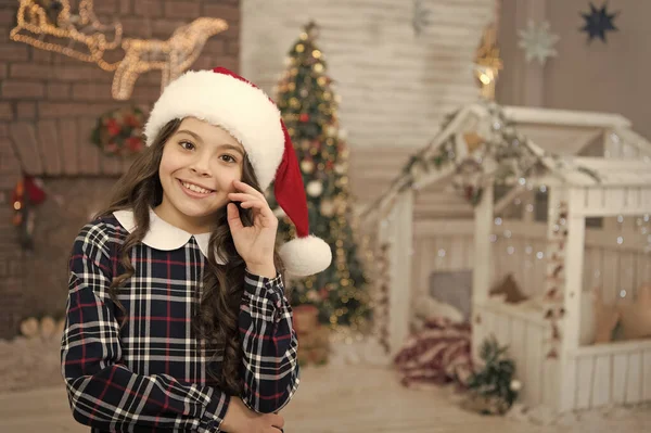 Compras de temporada. última preparación de pequeña chica elfa. niño elegante decorar el hogar. Navidad en casa. feliz año nuevo 2020. alegre chica en santa claus sombrero y guantes. actividad de vacaciones de invierno —  Fotos de Stock