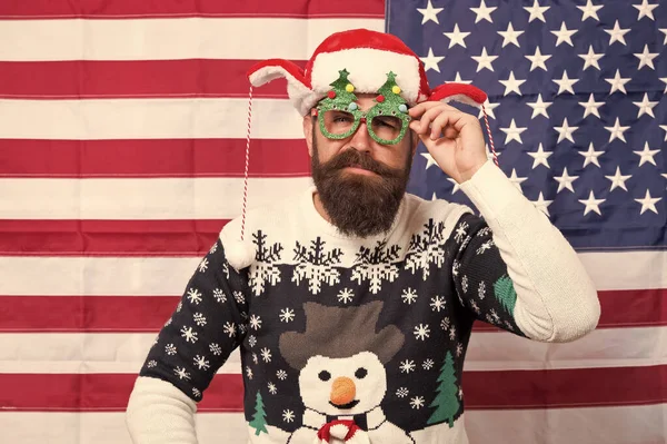 Buone feste. Buon Natale. Ciao. Stagione delle vacanze negli Stati Uniti. Dove abita la libertà. Felice anno nuovo. Il ragazzo felice festeggia Natale e Capodanno. barbuto hipster uomo felice sorridente bandiera americana sfondo — Foto Stock