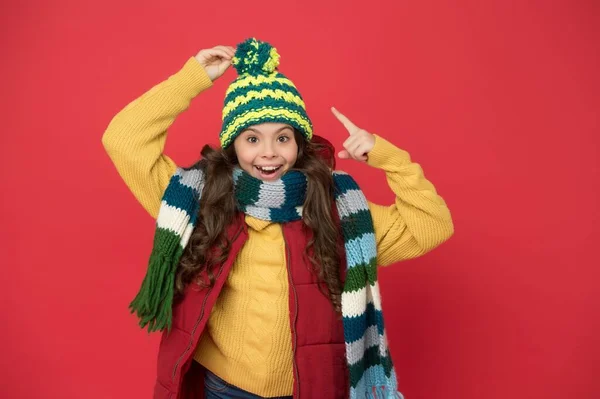 Fijne wintervakantie. genieten van weer en zachtheid. Gezellige trui. Herfstseizoen mode. Tienermeisje in wollen kleding. warme kledingtrends. Kindergeluk. kid wear breigoed accessoire kleding — Stockfoto