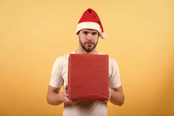 Τεράστιο. ελκυστική Σάντα παραδώσει το δώρο σας. μυστικό δώρο από σέξι άντρα. Χριστουγεννιάτικο κουτί δώρου. έννοια ημέρα πυγμαχίας. Άντρας μετά τα ψώνια. Δώρο για σένα. Ευτυχισμένο το νέο έτος. Χριστούγεννα ψώνια — Φωτογραφία Αρχείου