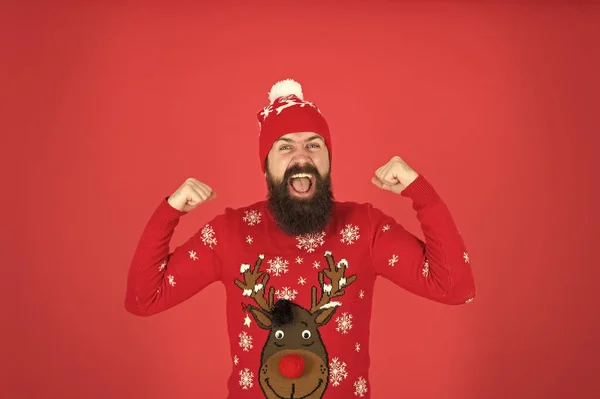 Ich bin der Gewinner. Schließen Sie sich dem Feiertagswahn an und veranstalten Sie eine hässliche Weihnachtspullover-Party. Kaufen Sie festliche Kleidung. Pullover mit Hirsch. Hipster mit Bart tragen Winterpullover und Hut. Frohes neues Jahr — Stockfoto