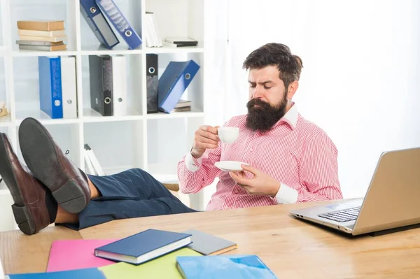 Fühlen Sie sich gut schlürfen. Geschäftsmann trinkt Tee am Schreibtisch. Ruhen während der Arbeitspause. Kaffeepause am Arbeitsplatz genießen. Zurück zur Normalität — Stockfoto
