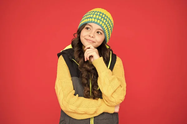 Prendere decisioni. Previsioni meteo invernali. Indossa vestiti caldi. Accessorio invernale. Luminoso accessorio. Piccola adorabile ragazza in cappello a maglia. Moda per bambini. Scegliere accessorio corrispondente. Negozio accessori — Foto Stock