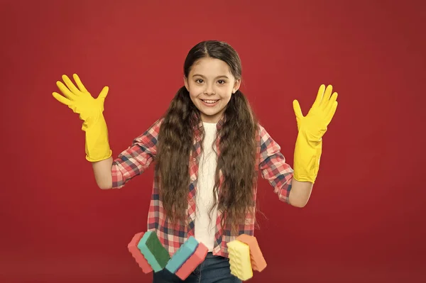 Ik ben klaar. Huishoudtaken. Maak van schoonmaken een spel. Inculcate reinheid. Schoonmaken met spons. Schoonmaken kan leuk zijn. Schoonmaakmiddelen. Meisje rubberen handschoenen voor het reinigen houden kleurrijke sponzen — Stockfoto