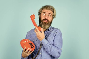 Cevap yok. Klasik iletişim cihazı. İşadamı ofisinde antika bir telefonla konuşuyor. Çevik iş. Klasik sabit telefon. Merhaba 80 'ler. Bıyıklı adam klasik telefon tutuyor.