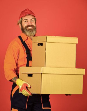 Yeni evim. Kutuları açıyorum. Taşınma günü. Sakallı kurye adam kutuları tutuyor. Yeni daireye taşınıyorum. Posta servisi. Üniformalı sakallı yükleyici. Yenileme hazırlığı. Sakallı hippi içeride.