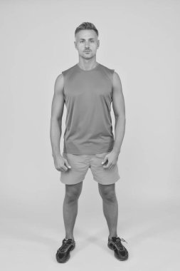 İyi durumda. Spor kıyafetleri içinde güçlü bir sporcu. Sporcu fiziksel olarak fit. Aktif sporcu. Sağlık ve sağlıklı yaşam tarzı. Spor ve spor. Antrenman ve spor. Olgun ve çekici. Kas gücü