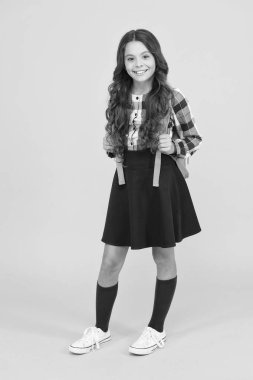 Başarılı bir akademik yıl için iyi kıyafetler. Gençlik modası. Okul kızı, sevimli sırt çantalı modern kıyafetler. Sırt çantalı aksesuar. Küçük kız sırt çantası taşıyor. Günlük okul hayatı. Çalışmak için ilham kaynağı