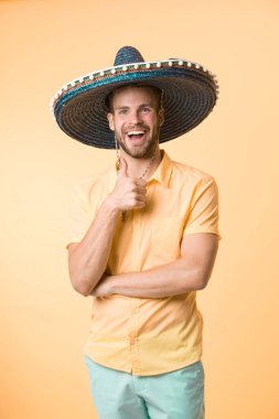 Meksika mı? Meksika sembolü şapkalı mutlu bir adam. Meksika usulü mutlu adam. Sombrero yaz şapkalı adam baş parmağını kaldırdı. Meksika 'da yaz tatili