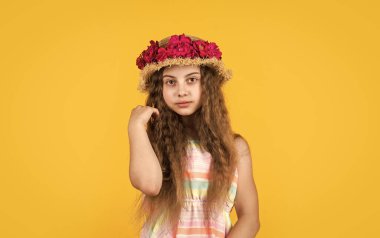 Aklımda güven var. Mutlu kadınlar günü. Çiçekli küçük bir çocuğun portresi. Aşk ve güzellik. Şapkasında güller olan çarpıcı bir kız. Hasır şapkalı mutlu çocuk. Doğanın saç stili. Anneler Günü