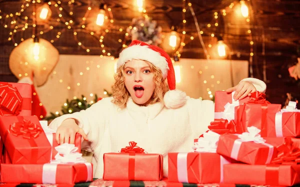 Mi sorprende. ragazza con scatola regalo di Natale. vendite di Natale. Il concetto del giorno della boxe. Una donna a Natale. felice anno nuovo. consegna regali di Natale. festa delle vacanze invernali. Shopping di Capodanno — Foto Stock