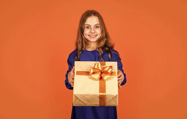 Chica sostiene la caja de regalo. El niño pequeño celebra la fiesta tradicional con el regalo. Compra regalo. Compras en línea. Regalo de cumpleaños. Difundir el amor. El día de las madres reconoce la maternidad de las madres y los vínculos maternos — Foto de Stock