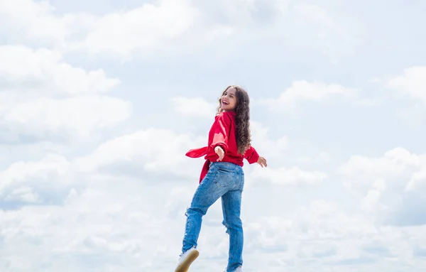 Szczęśliwy nastolatek dziewczyna cieszyć się dobrą wiosną pogoda, szczęście z dzieciństwa — Zdjęcie stockowe