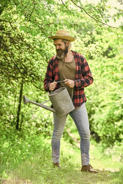 Opiekuj się nimi i przechowuj je ostrożnie. Narzędzia do ogrodnictwa. Ogrodnik rolnik z narzędziami ogrodowymi. Kaukaski rolnik wiejskie środowisko naturalne. Narzędzia ogrodowe każdy ogrodnik powinien mieć — Zdjęcie stockowe