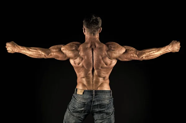 Träna hårdare. Sportsmannen visar muskulös rygg. Kroppsbyggare svart bakgrund. Atletisk träning. Muskelträning. Fysisk träning och idrott. Träning. Tyngdlyftning och bodybuilding — Stockfoto