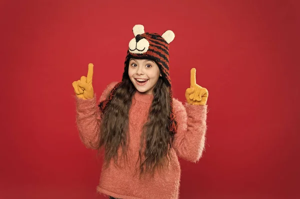 新しい基準だ。面白いニットウェアアクセサリー。ニット帽の小さな幸せな女の子。手袋の明るい子供は暖かい服を着ている。冬休みには楽しいよ。クリスマスだ。子供のためのファッション。遊びの時間だ. — ストック写真