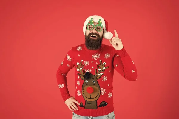 Sæsonens ånd. varmt tøj til koldt vejr. vinterferie sæson. skæggede mand santa hat rød væg. Glædelig jul. mand i xmas fest briller. Godt Nytår. sjove hipster strikket sweater - Stock-foto