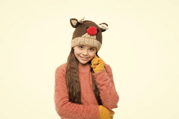 感觉舒适和温暖。童装流行。笑着给小孩画像。准备过冬了。可爱的小女孩的帽子。她最喜欢的针织可笑的帽子。积极健康的童年 — 图库照片