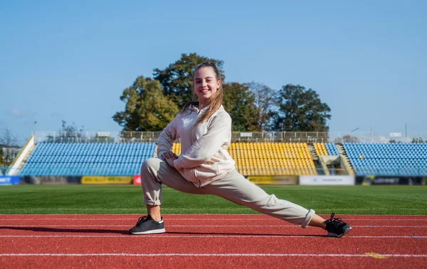 Corredor preparar para competição de corrida. sprinter aquecendo no ginásio do estádio. flexibilidade. treinamento infantil na escola aula de educação física. adolescente se alongando antes de correr. Permanecer em forma e saudável — Fotografia de Stock