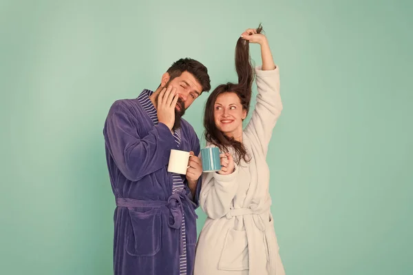 Petit déjeuner à l'hôtel. Le café est notre tradition. Homme et femme heureux ensemble. Traditions familiales. Couple en peignoirs confortables profiter week-end paresseux. Boire du café. Spa et détente. Vacances commençant ici — Photo