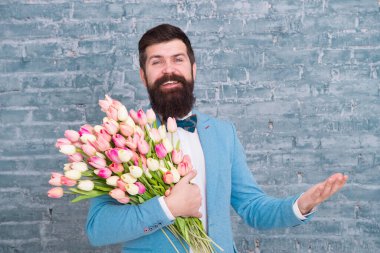 Bahar her yerde. Kadınlar Günü 'nde. 8 Mart için çiçek. Bahar hediyesi. Sakallı adam hipster çiçekleri sever. Lale desenli sakallı adam. Aşk randevusu. Uluslararası tatil. Baharı seviyorum. Havada aşk kokusu var.