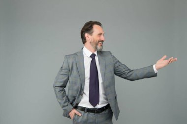 Başarılı ve kendinden emin CEO iş görüşmesinde gülümsüyor.